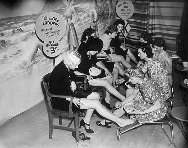 5. Bir dükkanda bacaklarını boyatan müşteriler. (1941)