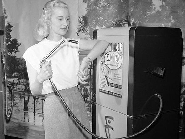 7. Bu makine sayesinde bronz görünüm yakalayan kadın. (1949)