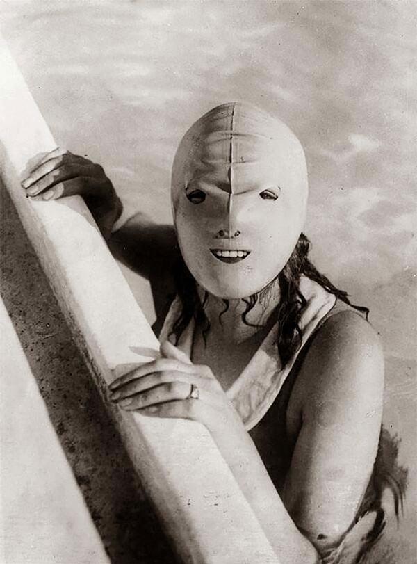 11. Yüzünü güneş ışınlarından koruyan tüm yüzü kapatan maske. (1920)