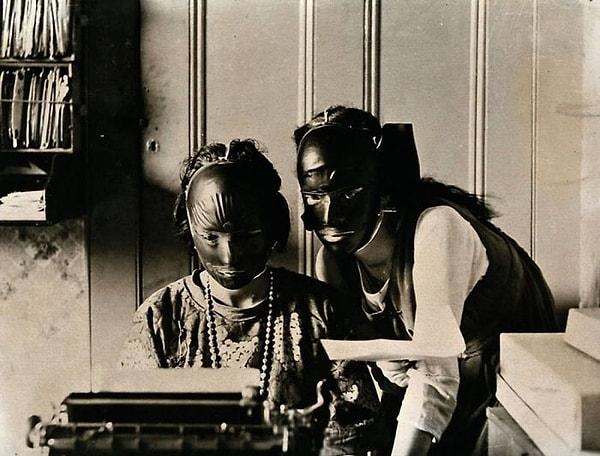 15. Kırışıklardan kurtulmak için yapılan lastik maske. (1920)