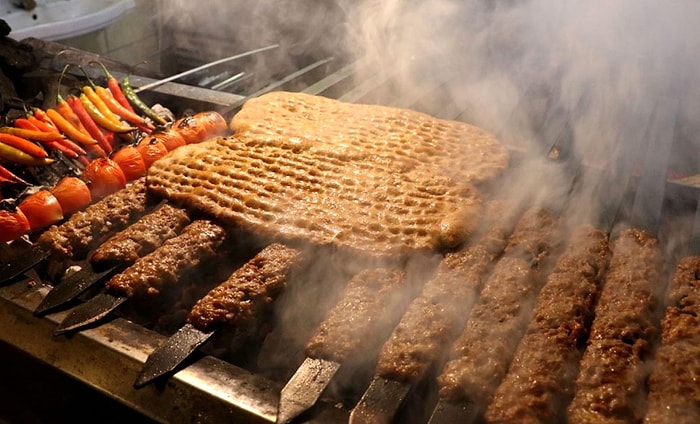 İkisini de Dene Tarafını Seç: Adana ve Urfa Arasındaki Kebap Tartışması Yeniden Alevlendi