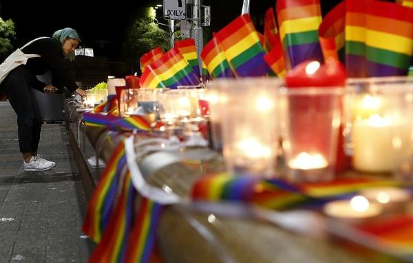 İşte tam da Kent ve Tuz’u okurken Orlando’da eşcinsellerin gittiği “Pulse” isimli bir barda katliam yaşandı ve 49 kişi yaşamını yitirdi. Gerçeklikle tehdit edilen baskıcılığın neye mal olabileceğinin en acıklı haberini okudum o gün.