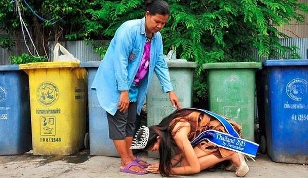 2. 2015'te Tayland güzeli seçilen kadın, onu çöp toplayarak yetiştiren annesinin önünde eğiliyor.