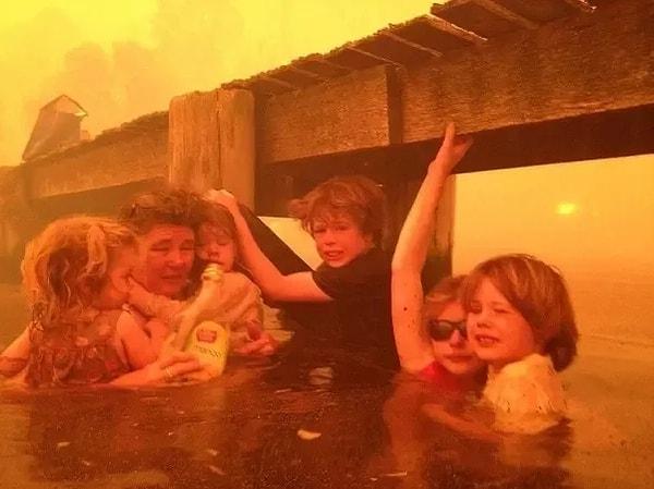 10. Avustralya'da çıkan yangınların ardından kendilerini korumaya çalışan bir aile.