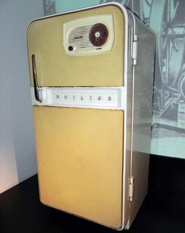 1956 yılında Phillips markasının ürettiği radyolu buzdolabı: