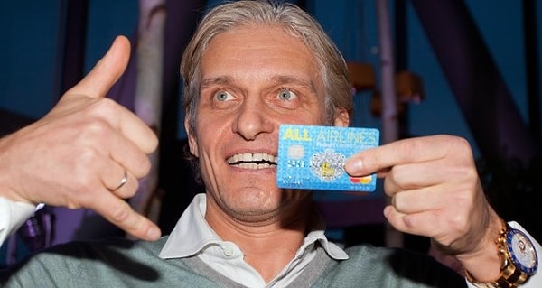 ТКС банк, один из крупнейших банков России, отправил своим клиентам конверт с кредитной картой, к которой прилагался банковский договор.   Вместо того чтобы просто проигнорировать кредитное предложение, 42-летний г-н Аргарков отсканировал соглашение, изменил условия контракта и вернул его кредитору, Тинькофф Кредитные Системы.