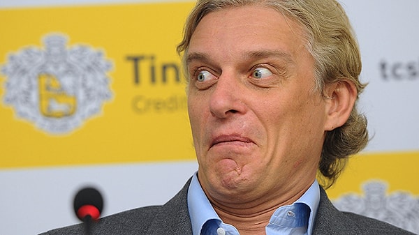 Он получил большую прибыль, заменив статьи, написанные мелким шрифтом в контракте, на свои собственные условия.