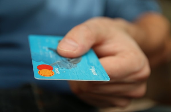 Поскольку банк не выдержал условий человека, который использовал карту 2 года, он, наконец, согласился выплатить неустойку, расторг договор в одностороннем порядке и должен был выплатить 24 миллиона рублей.