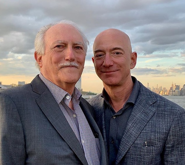 4. Jeff Bezos çok küçükken Exxon'da mühendis olan üvey babası Miguel Mike Bezos tarafından evlat edinildi.