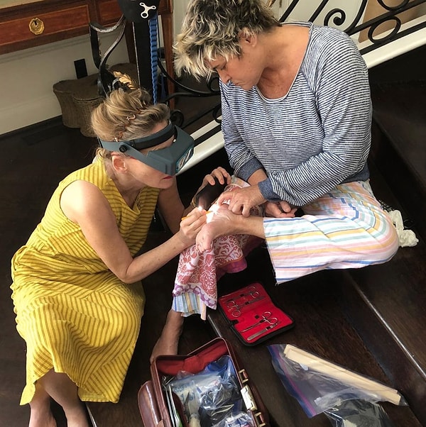 Шэрон Стоун помогает подруге, у которой в ноге застряло стекло.