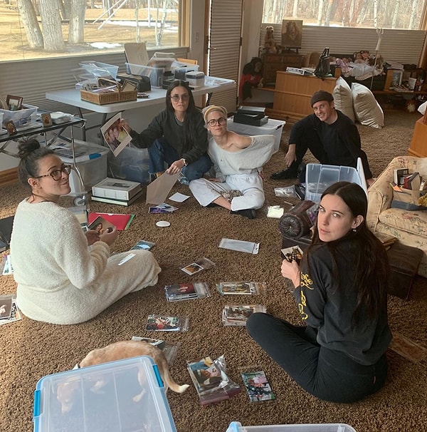 Деми Мур и ее обычный семейный вечер.