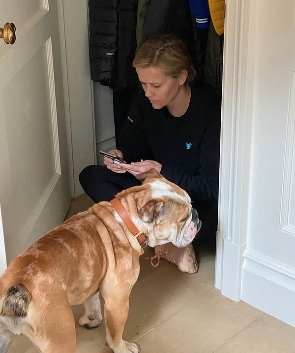 Риз Уизерспун прячется от семьи в шкафу, чтобы поработать.