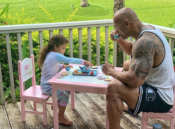Чаепитие Дуэйна Джонсона с дочерью.