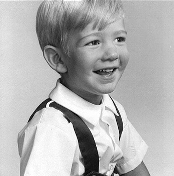 1. Jeffery Bezos 12 Ocak 1964 tarihinde dünyaya gelmiştir ve çocukluğundan beri bilime karşı çok büyük bir ilgisi vardır.