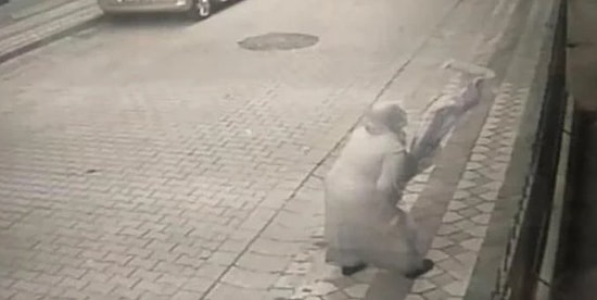 Şehidin Babaevine Asılan Bayrağı Yere Atan Kadın Kamerada