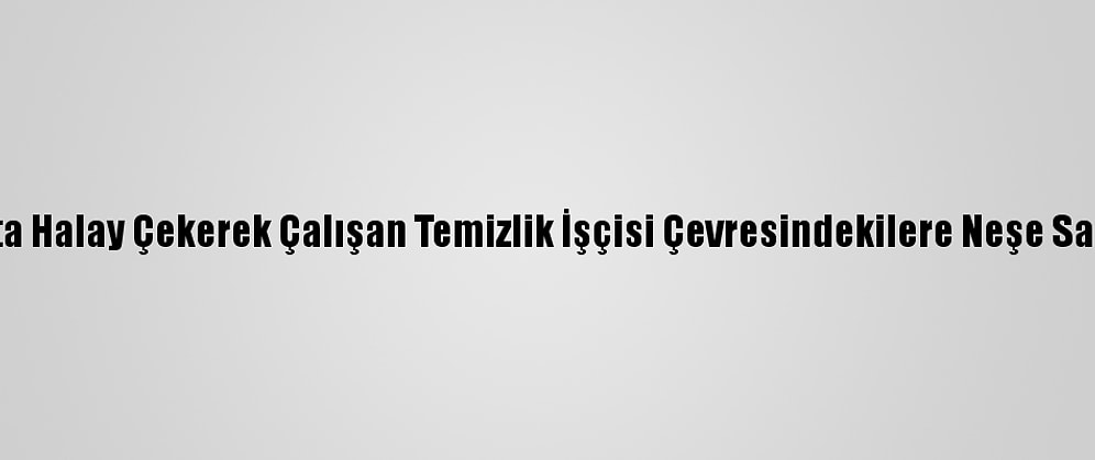Parkta Halay Çekerek Çalışan Temizlik İşçisi Çevresindekilere Neşe Saçıyor