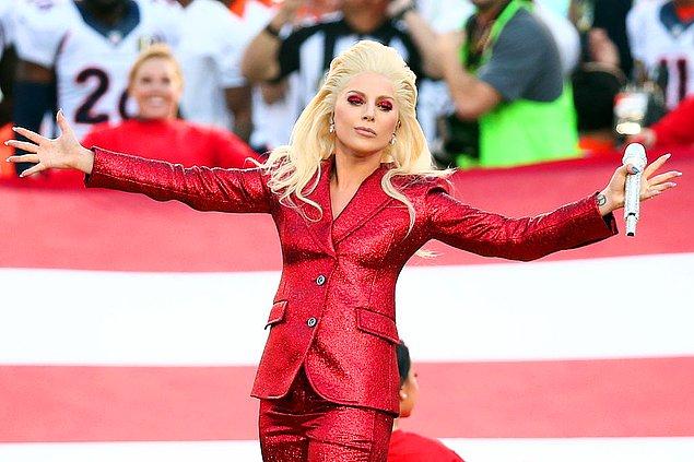 9. Lady Gaga Super Bowl'daki performansının ardından kiloları nedeniyle kötü yorumlara maruz kalmıştı.