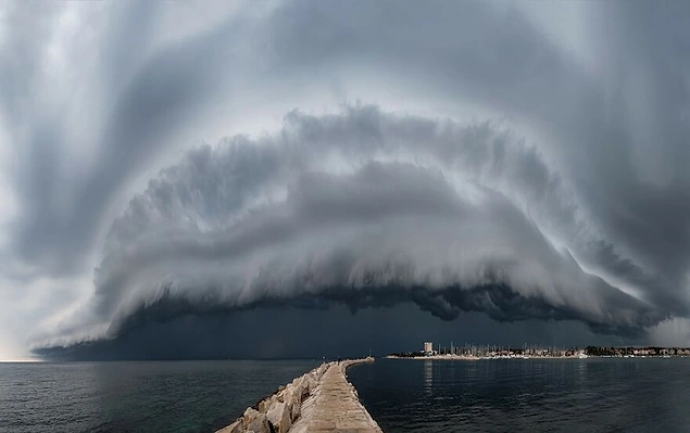 Yılın Hava Olayları Fotoğrafçısı kategorisi üçüncüsü / 'Canavar' - Maja Kraljik