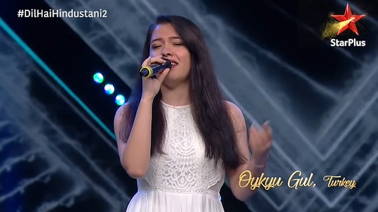 Hindistan'da Katıldığı Ses Yarışmasında Hintçe Şarkı Söyleyen Türk Kadın Jüriyi ve İzleyenleri Kendine Hayran Bıraktı