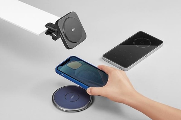 "HaloLock" olarak isimlendirilen bu ürün iPhone 12'yi hem şarj edebiliyor hem de araç içerisinde sabit tutuyor