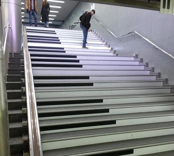 13. Dallas'taki piyano şeklinde olup, basamaklarına bastıkça ses çıkaran bu merdiven: