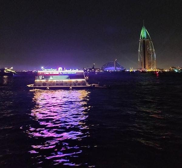 14. Dubai'de deniz üstünde giden bir market:
