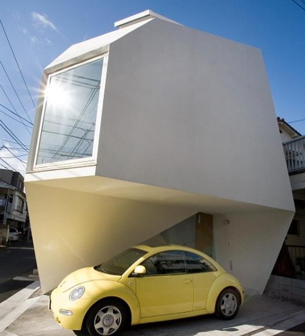 16. Tokyo'da arabanızı da park etmek için yer ayrılan bu kompakt ev: