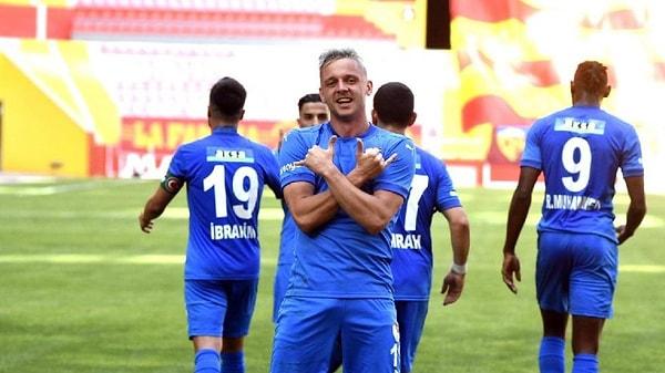 Erzurumspor 45. dakikada Arvydas Novikovas'ın penaltıdan attığı golle maçta 1-1'lik beraberliği yakaladı.