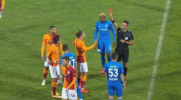 Galatasaray'da Radamel Falcao, 73. dakikada ikinci sarı karttan kırmızı kart gördü ve takımını 10 kişi bıraktı.