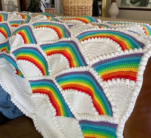 6. Сколько стараний и времени, должно быть, ушло на создание этого радужного пледа!