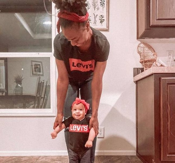 22. Никогда не знаешь, что можешь там найти! Зацените эти футболки от Levi’s для мамы и дочки за 2 доллара. Разве не удачная находка? :)