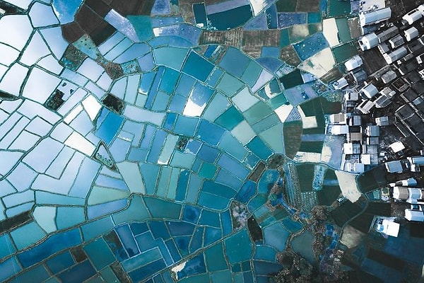 25. Рисовые поля, которые сверху выглядят точно как витражи. Красота-то какая, ляпота!