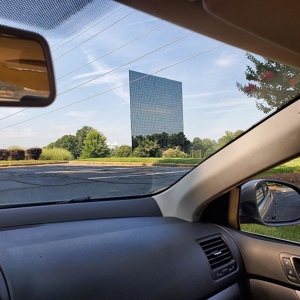 5. Это здание выглядит как стена из одних окон.