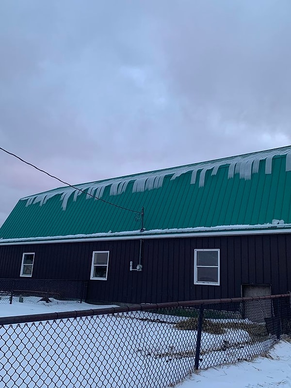 15. Лед на крыше этого здания выглядит как кусочки клейкой ленты.