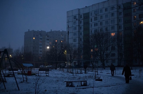 5. Рано утром идешь в школу, ветер прямо в лицо, ты идешь и думаешь - все, еще шаг и я просто развернуть от этого ветра, и пойду домой. Однако ты продолжаешь шагать в таком экзистенциальном отчаянии, когда хочется просто упасть лицом в снег и больше не шевелиться.