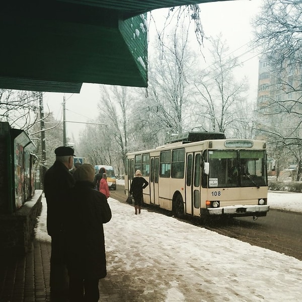 6. Ждёшь ты свой автoбус, ждёшь, а он не едет. Пешком, что ли, пойти?