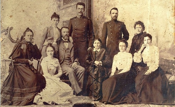 9. При введении в России табели о рангах право на личное дворянство имели даже чиновники низшего, 14-го класса. А с какого класса это право сохранилось после 1845 года?