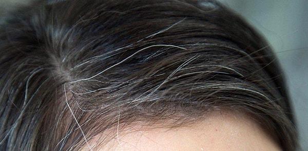 3. Kafanızda bulduğunuz beyaz saç telleri artık kesinlikle birden fazladır...