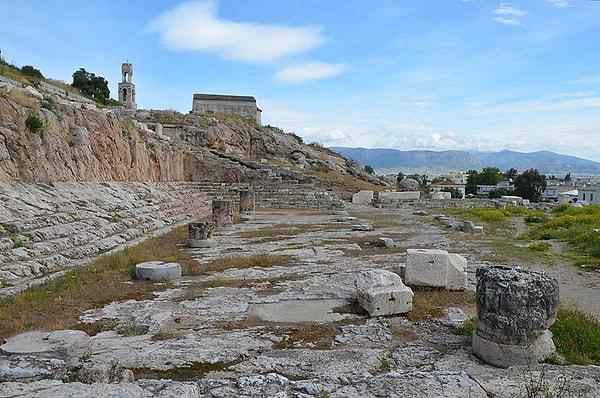 Atina’nın yirmi iki kilometre batısında ismi Eleusis olan bir kent var.