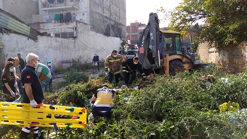 Alkol İçip Otların Arasında Uyuyakalan Kişinin Üzerine Belediye Ekipleri Kepçeyle Toprak Attı...