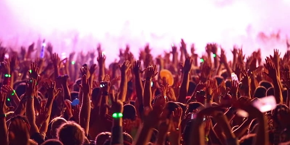 Seni Efsanevi Rock Konserlerinden Birine Işınlıyoruz!