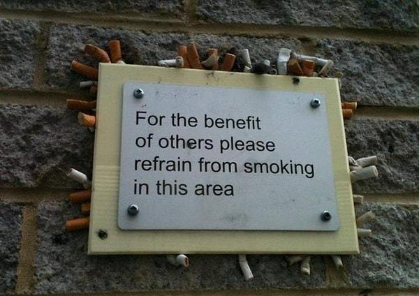 1. Diğerlerinin sağlığı için bu alanda sigara içmeyin tabelasına sigara izmariti sıkıştıran insanlar, pardon insan demişim...