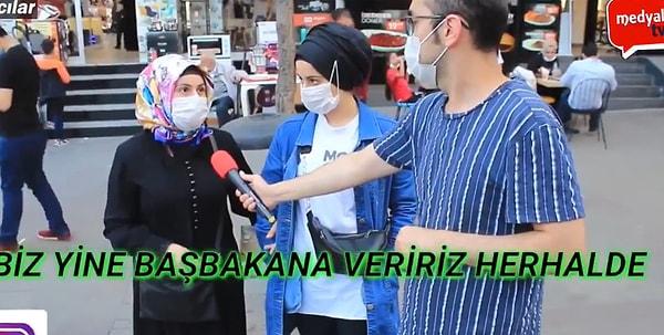 Muhabir ise bir sonraki sorusunca seçim olsa kime oy verirsiniz diyor... O kadın ise AKP cevabını veriyor.