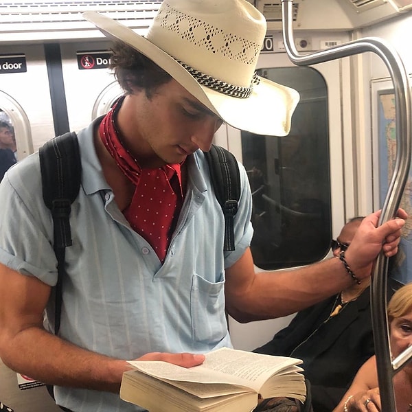 1. Ковбои прекрасно смотрятся не только на лошадях, но и в метро!