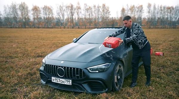 Mercedes bayisiyle bir türlü anlaşamadığını belirten Mikhail videoda belki de birçoğumuzun hayali olan bu lüks aracı hiç tereddüt etmeden yakmaya başlıyor.