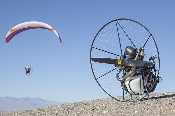 Öncelikle Paramotor denilen araç yamaç paraşütünün motorlu halidir