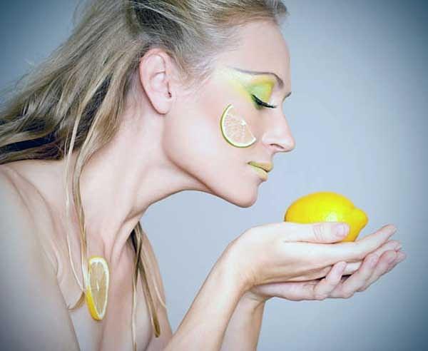 1. Limonun cilde faydaları saymakla bitmez. Pek çok uygulamada kullanabileceğiniz limonu gözeneklerinizi sıkılaştırmak için de kullanabilirsiniz.