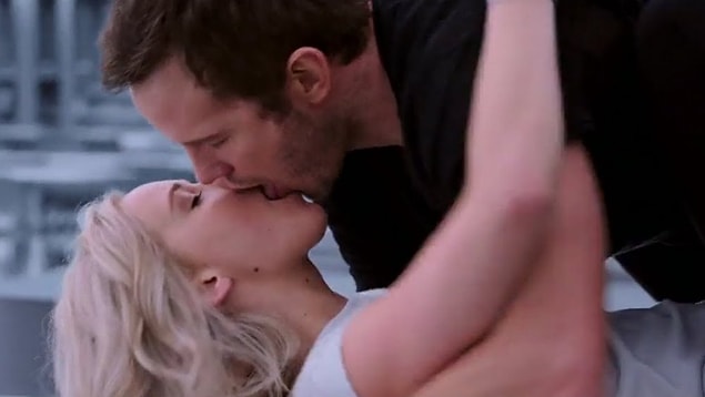 6. Passengers filminde Jennifer Lawrence çekimlere sarhoş gitmiş.