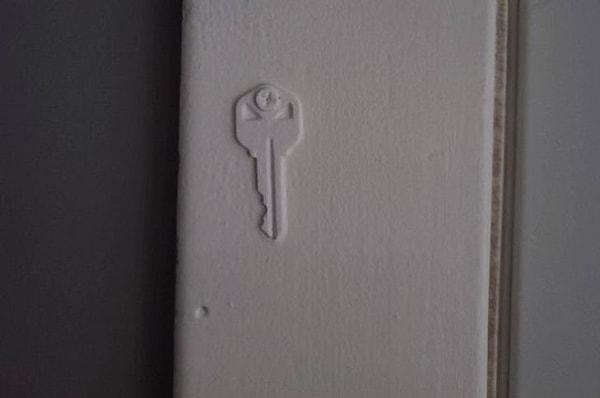13. "Yeni kiracılarımızın boyamaya karar verdiği kapıların son haline bakar mısınız?"