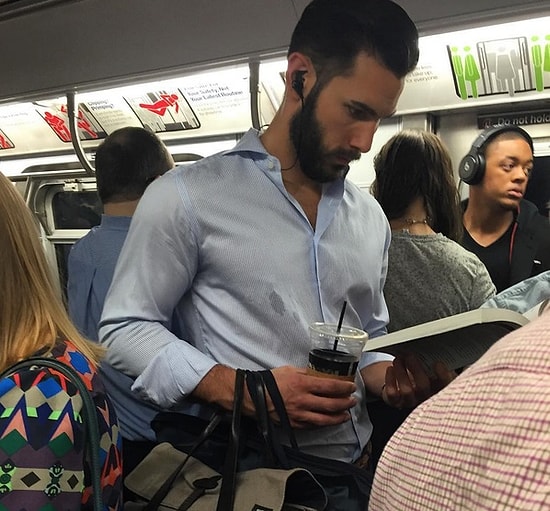 Инстаграм-аккаунт о читающих мужчинах в метро набирает популярность не по дням, а по часам, и мы знаем почему! (И вы тоже сейчас поймете)